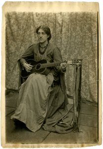 May Morris con una chitarra, c.1886 (foto seppia)